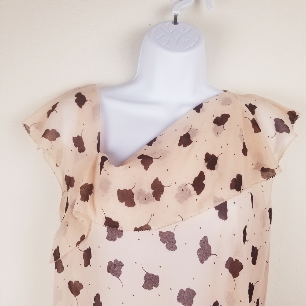 NWT CAbi Ruffle Top 981 Blouse Short Sleeve Cream - Picture 4 of 6
